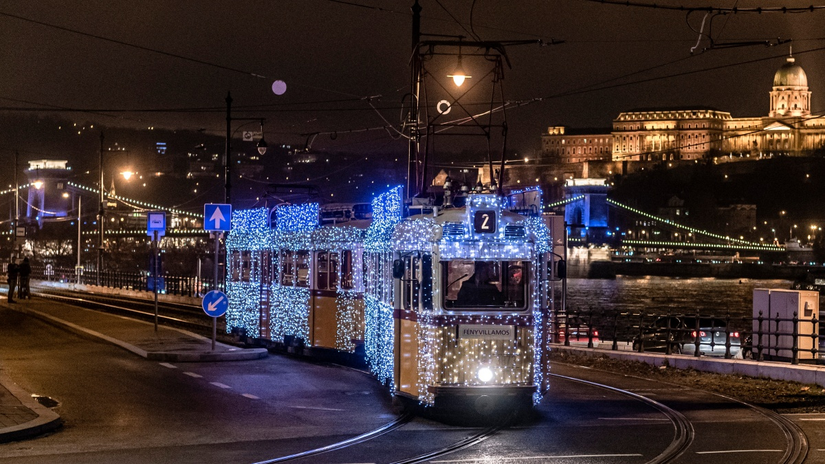 Országszerte járnak a fényvillamosok – képek!